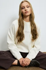Woman Knitting Sweatsh Off Whıte