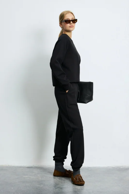 Woman Knitting Sweatsh Black