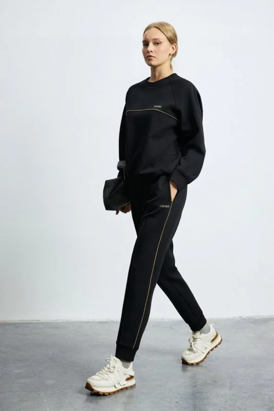 Woman Knitting Sweatsh Black